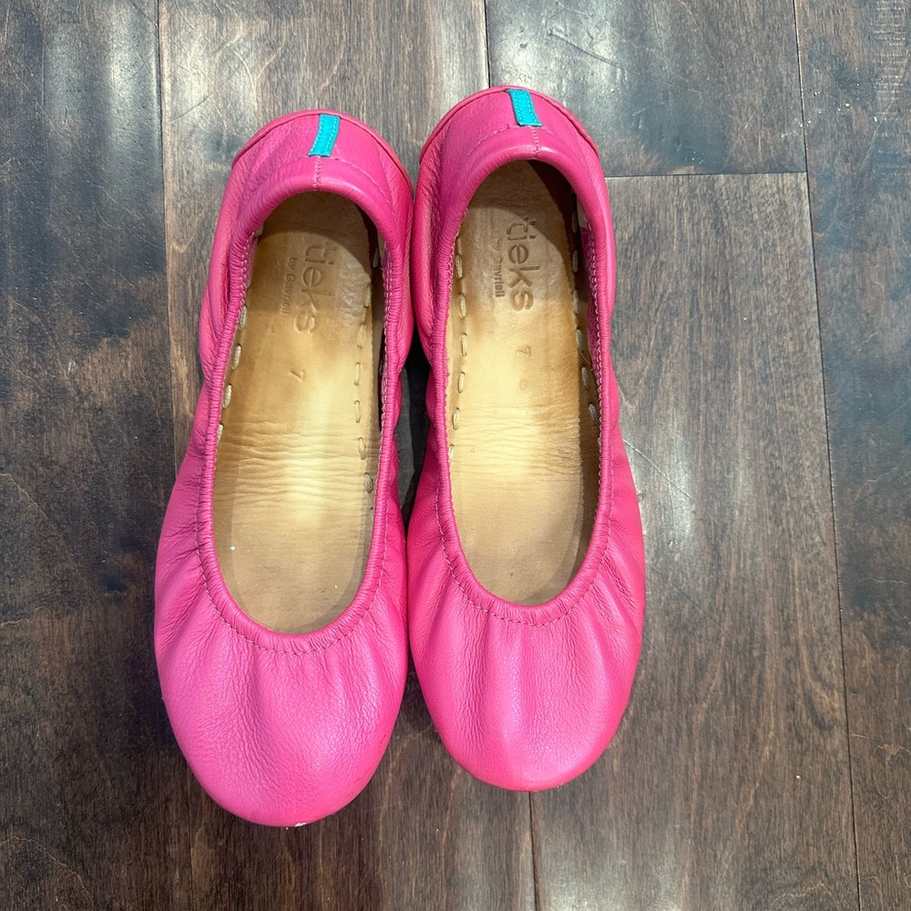 Fuchsia size 7 Tieks. GUC.